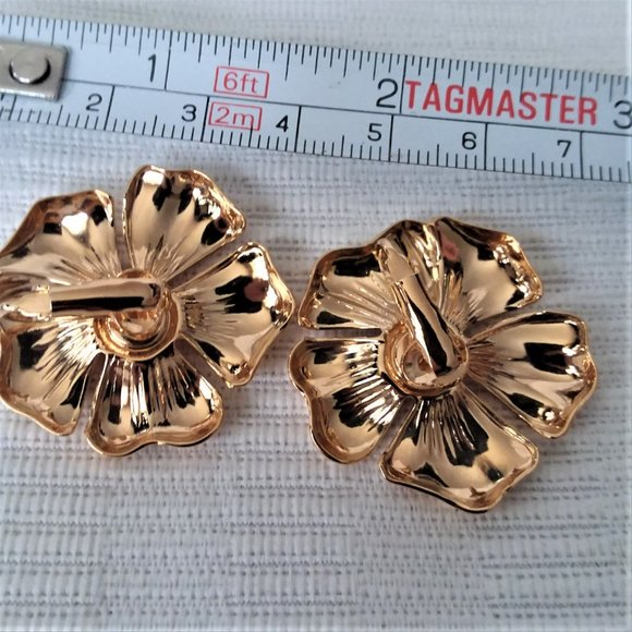 Flower Earrings Gold Bead Center Clip On VTG 80's 90's Retro Never Worn Trendy - Picture 3 of 3